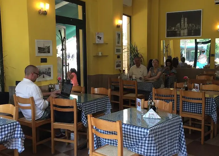 לינה וארוחת בוקר Lauras Bb 3*