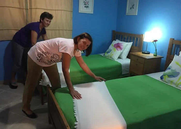 Lauras Bb לינה וארוחת בוקר 3*